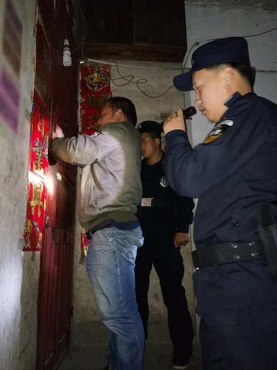 万山区粗心妈妈误将幼女锁家中 