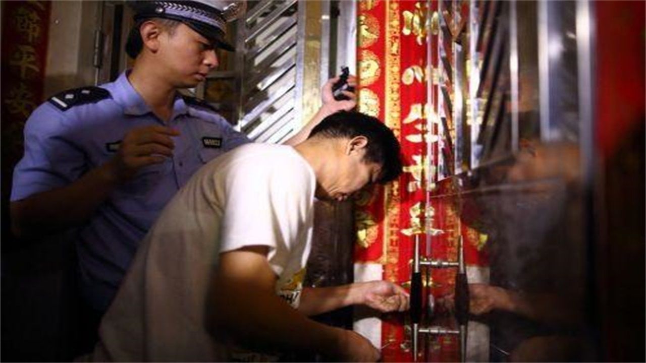 万山区请开锁师傅开了锁后，师傅